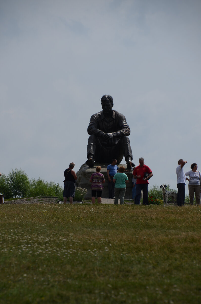Памятник Василию Макаровичу Шукшину (25 июля 1929 - 2 октября 1974) на родине писателя. Фото из личного архива автора.
