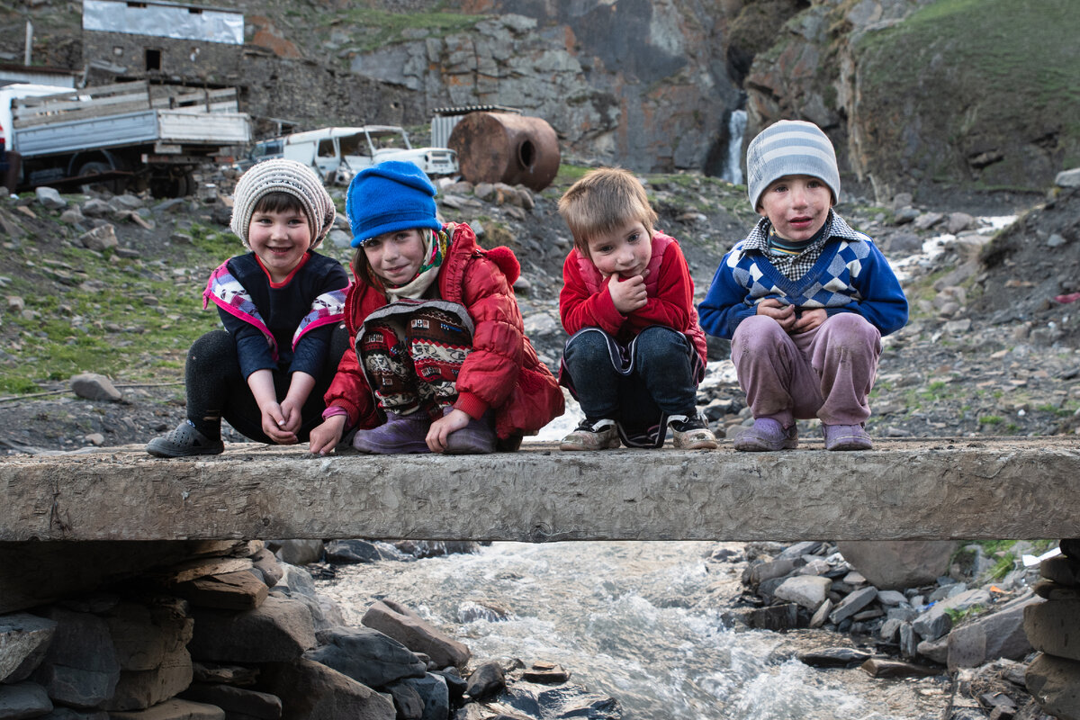 Юные жители селения Гимитль
