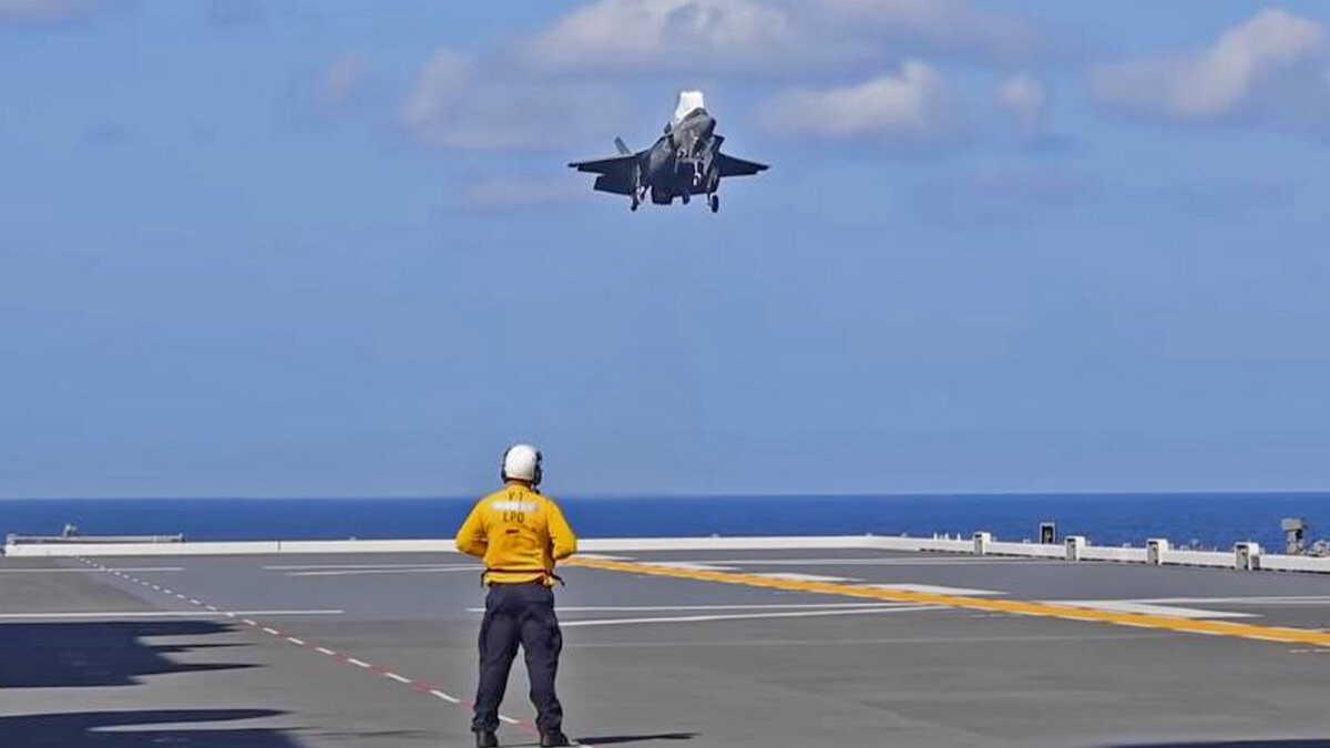 Проход над палубой "Идзумо" американского F-35B