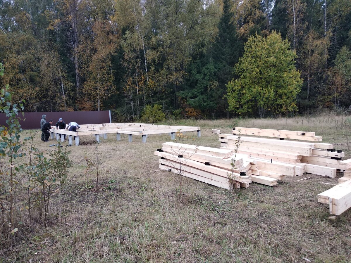 На фото: Домокомплект уже на участке. Свайный фундамент готов