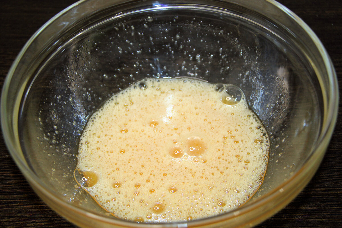 Рецепт классических блинов на 1 литр кефира. Блинчики на кефире 1 литр. Блины на кефире с кипятком 500 грамм кефира. Блинчики с жидким яйцом. Блины с жидким яйцом сверху.