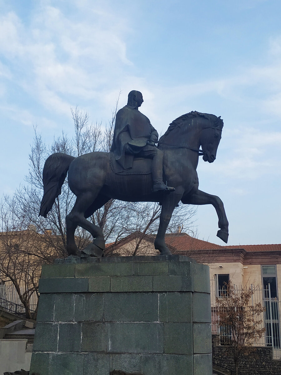 Конный памятник Баграмяну на одноименной улице в Ереване. Авторское фото.