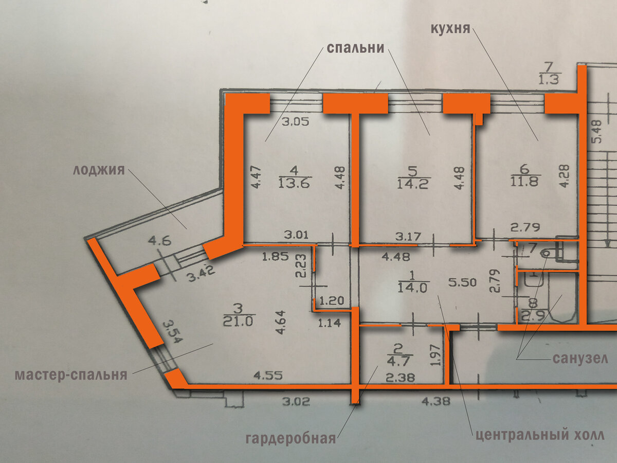 Планировка удобная для жизни, большой холл в центре