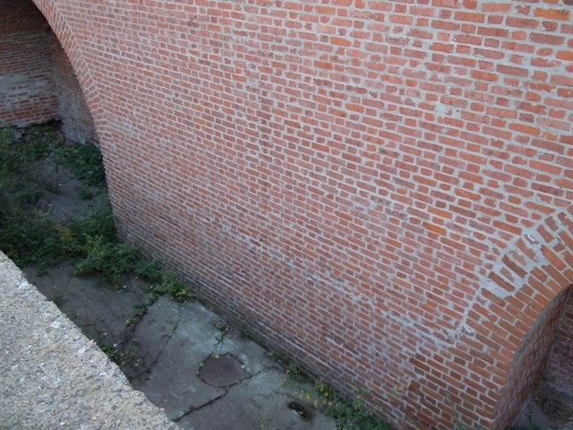  9 октября 2011 г. Удалось выяснить, что там с "воротами невеликими". Плохо дело. Навесили железную дверь, как себе в гараж.-2