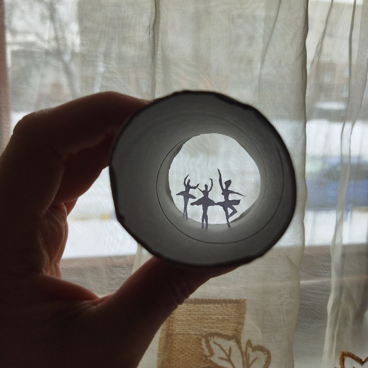 Туалетная втулка + балеринки из офисной бумаги