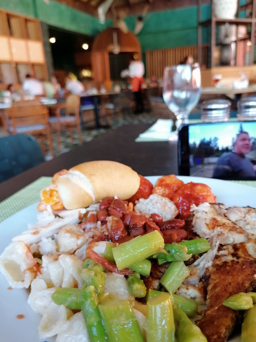 Такой не самый удачный по фотогеничности вариант обеда представлен. Еду толком не фотографировала, так как блогером тогда и не думала становиться, а оно вон как :))