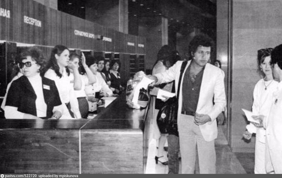 Джо Дассен на открытии гостиницы "Космос", 1979. С сайта www.pastvu.com.