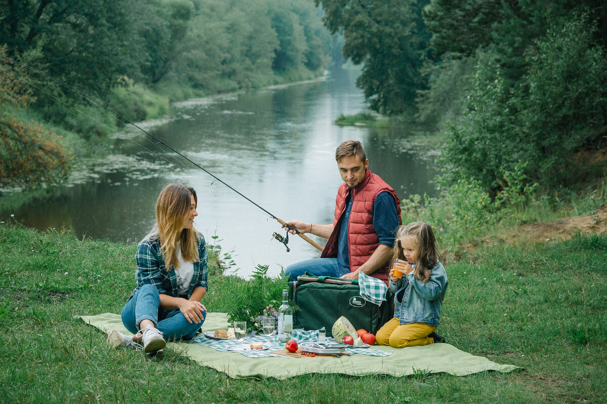 Почему люди любят есть на земле? История пикников и пикниковых наборов