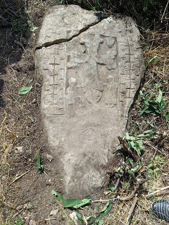 При очистке территории древнего монастырского комплекса Бри Ехци в Нагорном Карабахе (Арцахе) были обнаружены старинные Хачкар и надгробие.