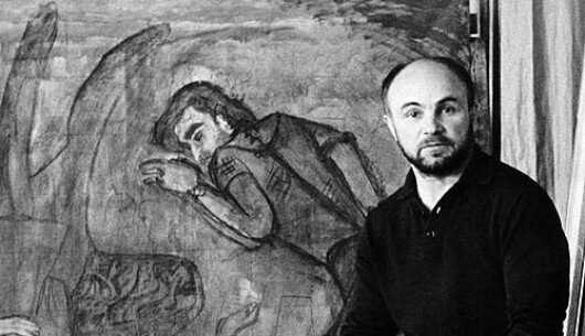 Виктор Попков рядом со своей картиной 