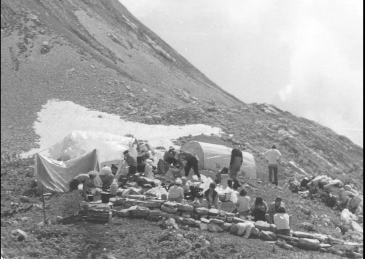 Архив ЮФУ: 1988г. студенты и сотрудники РГУ, члены университетской секции спелеологии "Бездна", карстовые пещеры горы Арабика 