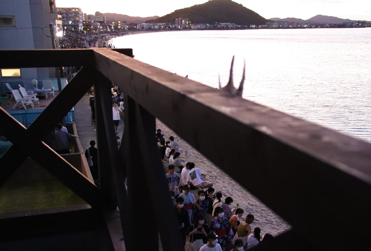 Под балконом толпы народа