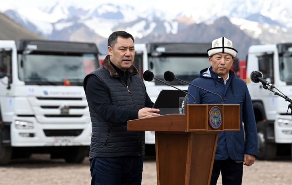 Президент КР во время посещения Кара-Кечинского угольного месторождения выступил перед сотрудниками предприятия