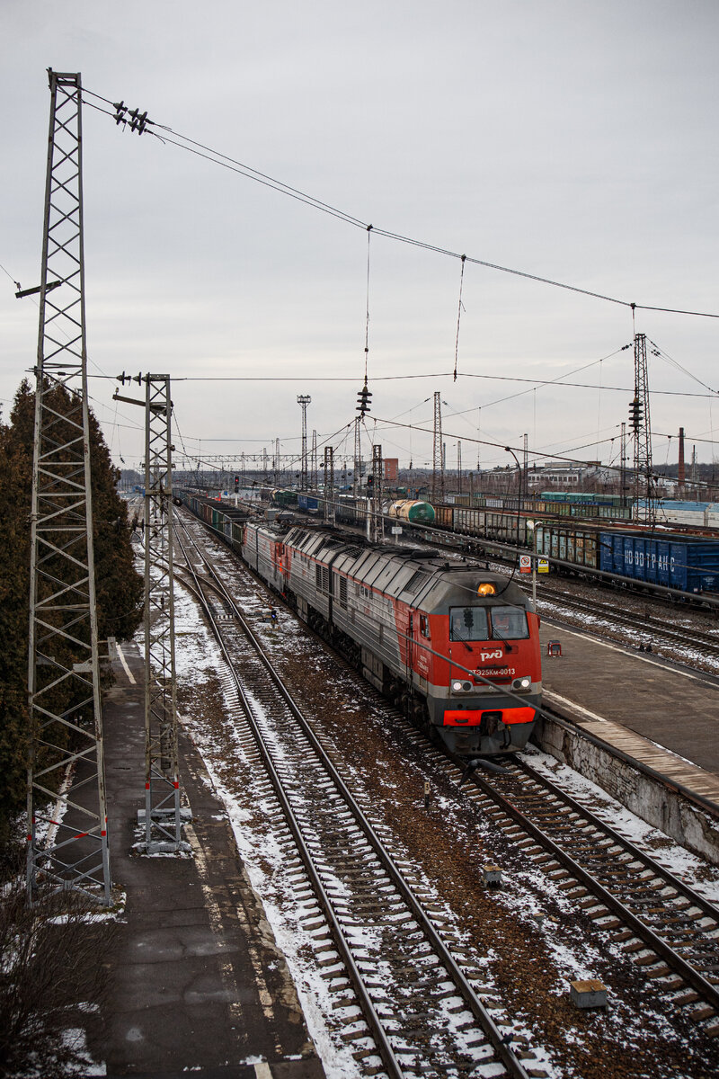 Тепловоз 2ТЭ25Км-0013, станция Ожерелье