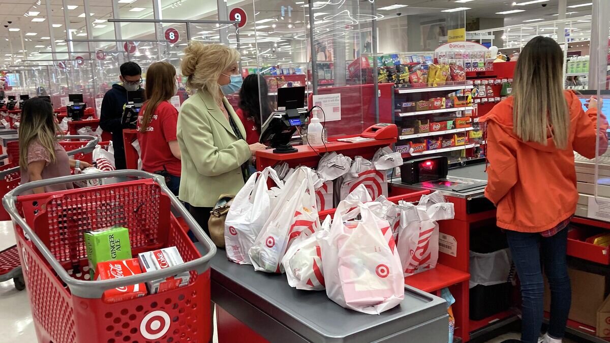    Женщина делает покупки в магазине Target в Вернон-Хиллзе, США © AP Photo / Nam Y. Huh