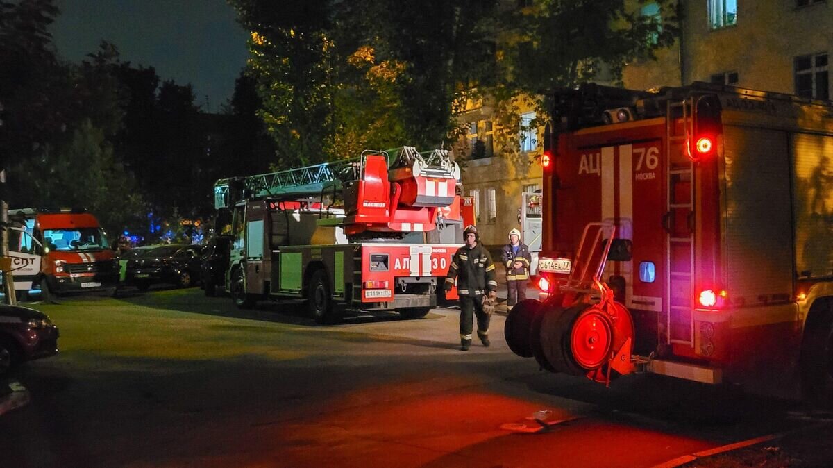    Оперативные службы у жилого дома на проспекте 40 лет Октября, где жителей эвакуировали из-за утечки неизвестного вещества© АГН "Москва" / Мобильный репортер