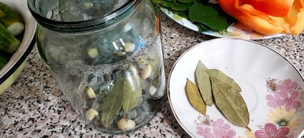 Раскладываю специи на дно банок.