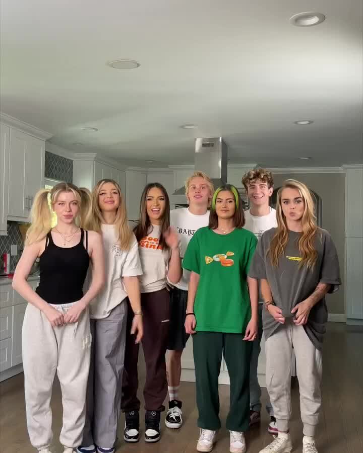    Англоязычный ролик Dream Team Видео: «Инстаграм» (запрещен в РФ)