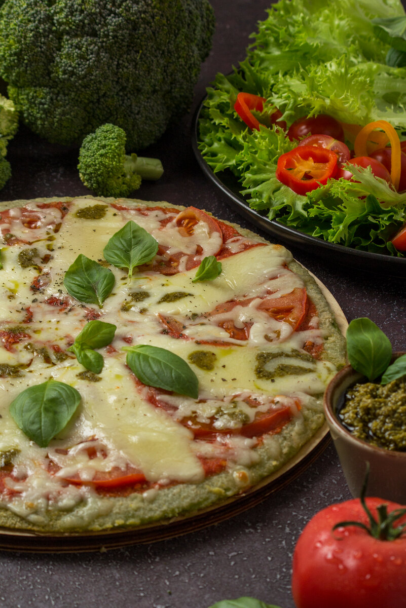 Пицца Маргаритта на подложке из брокколи. VITAPIZZA.