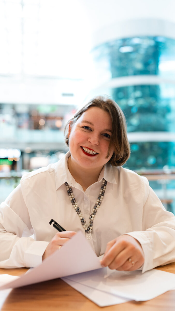 Всем привет! Меня зовут Елена Сокол и я логопед практик. Я помогаю обычным мамам из нашей с вами жизни заниматься со своими детьми самостоятельно. Я адепт и практик семейного образования.