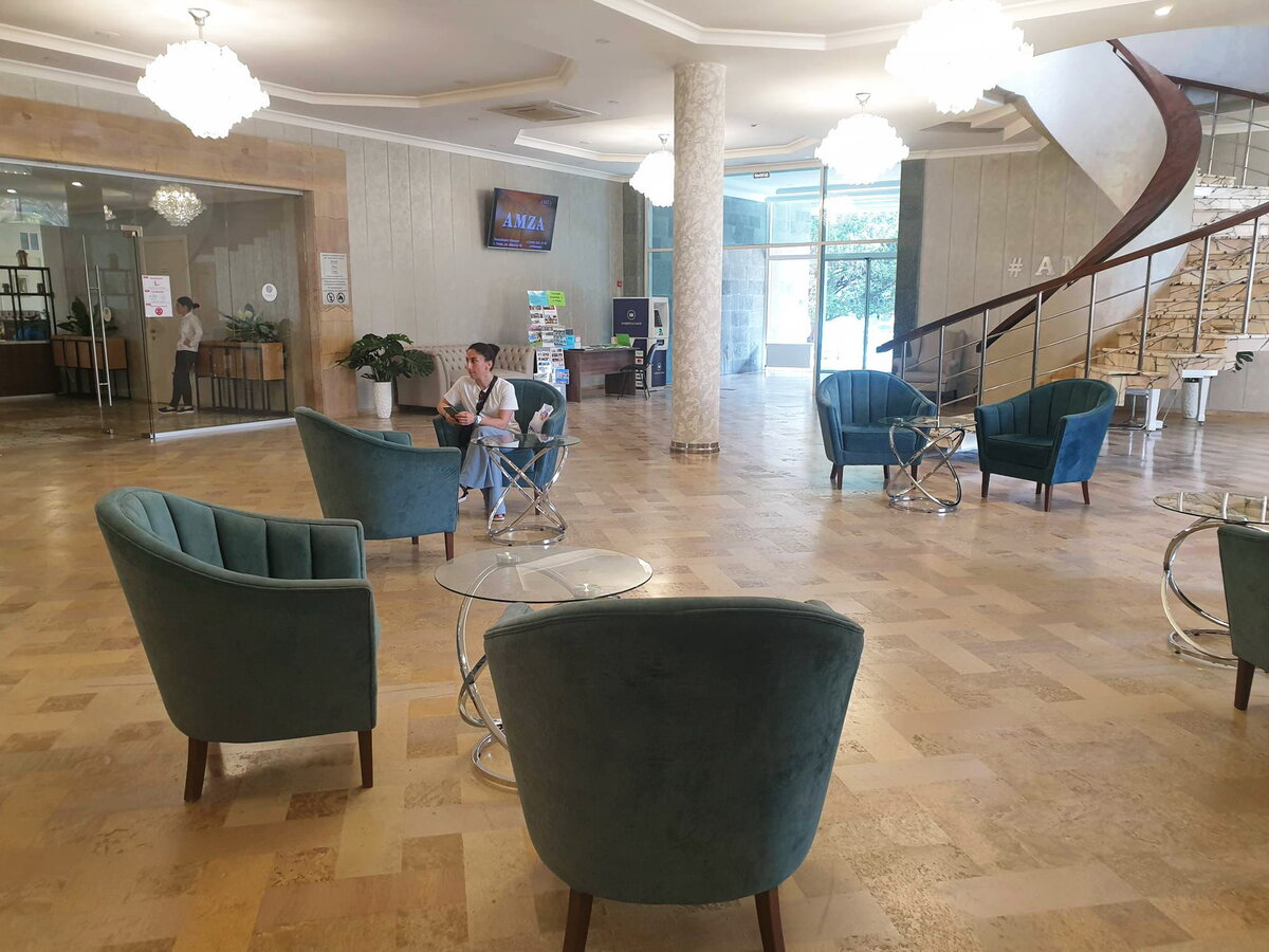 Слева вход в ресторан