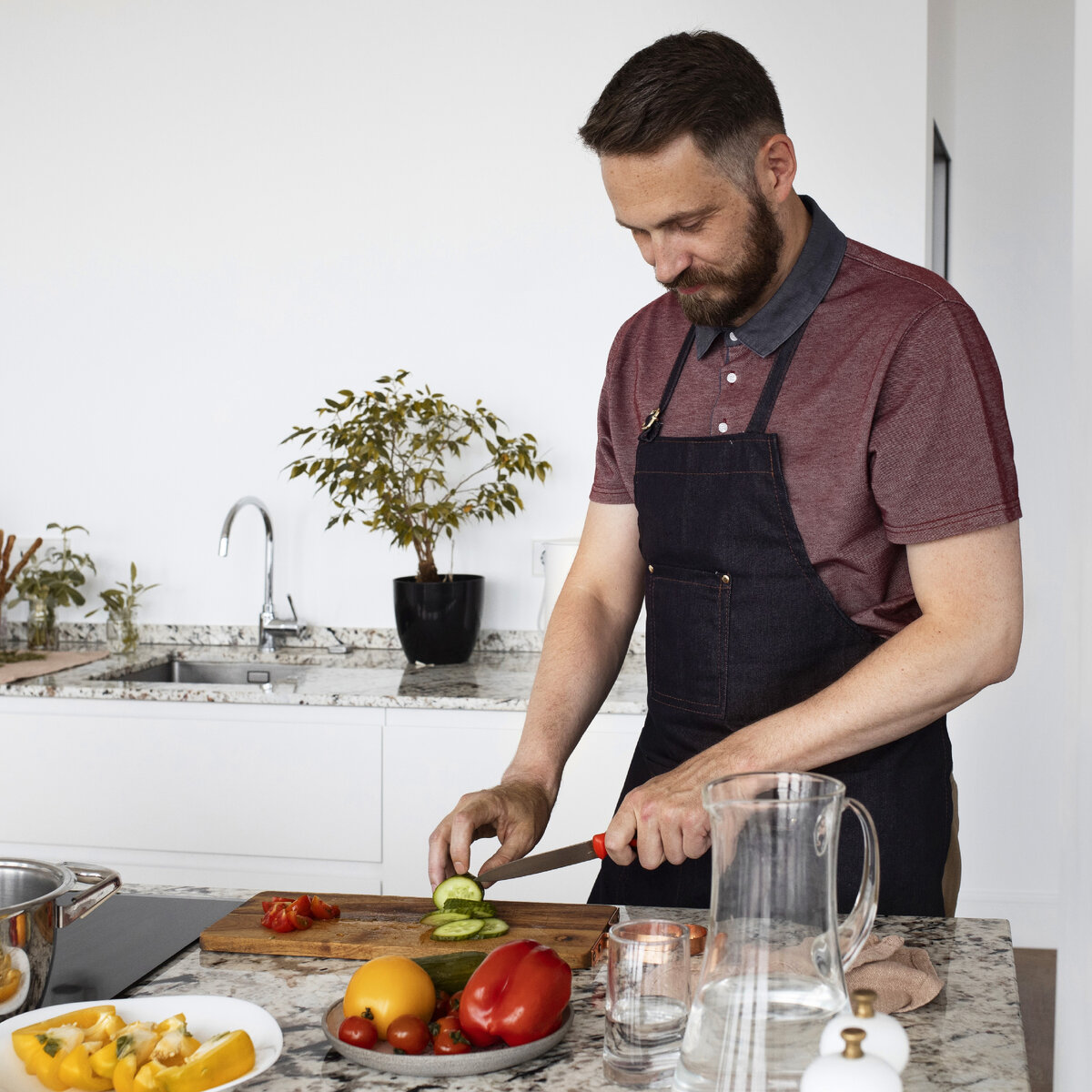 Мужчина-кулинар готовит на кухне