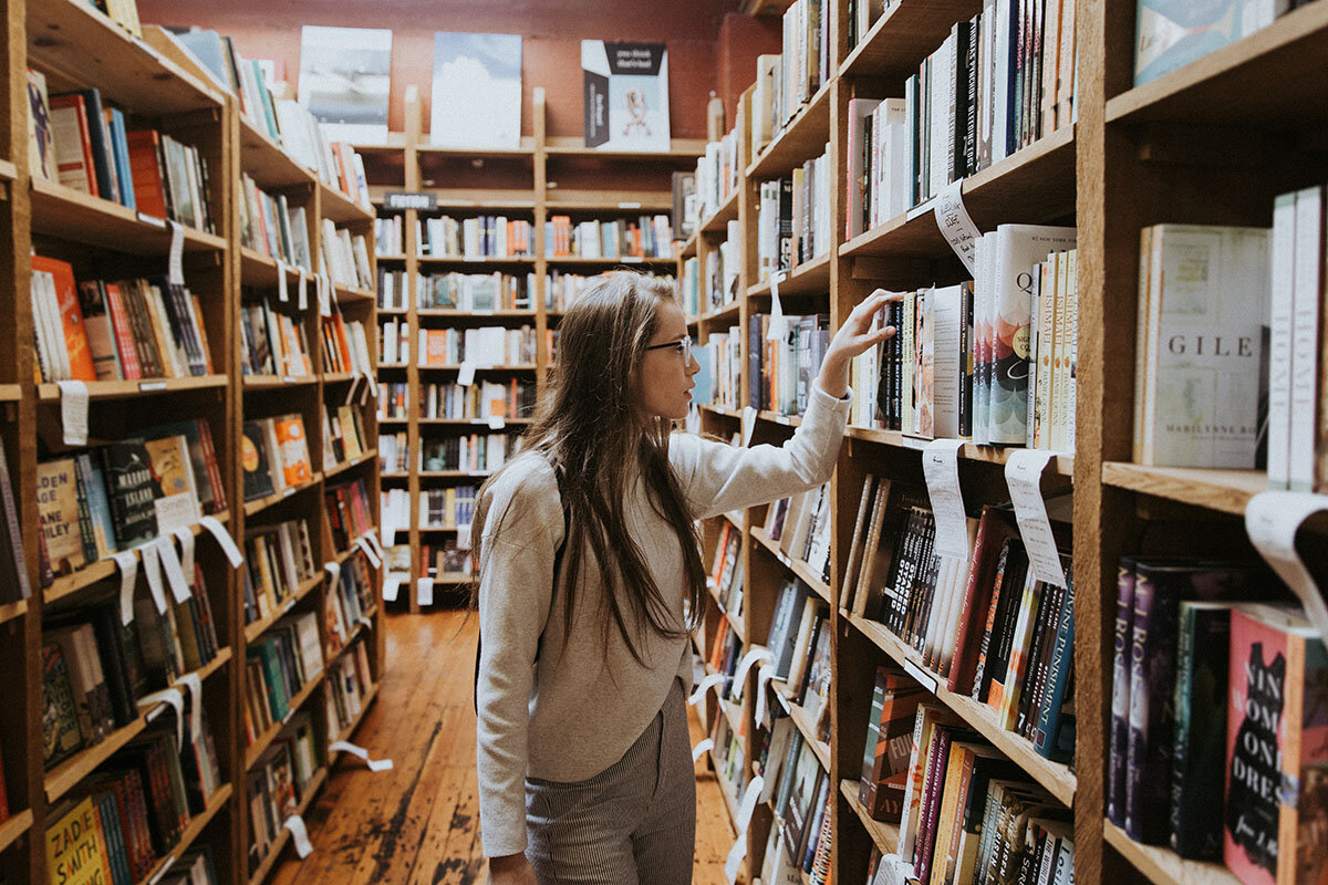    Педагоги могут спросить, какие книги о журналистике вы читали. Называйте труды Александра Тертычного — это оценят. Источник: unsplash.com