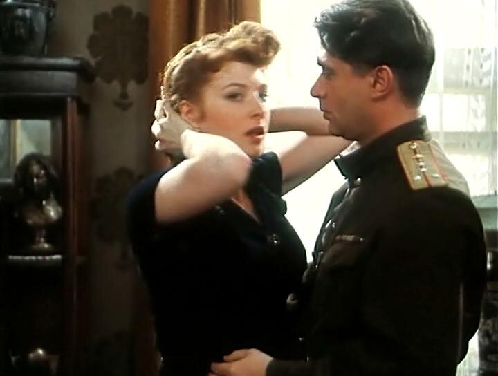 В фильме П. Чухрая "Вор" герой В. Машкова обобрал квартиру докторши (А. Мордвинова), используя классические приёмы брачного афериста. Фото из открытого источника