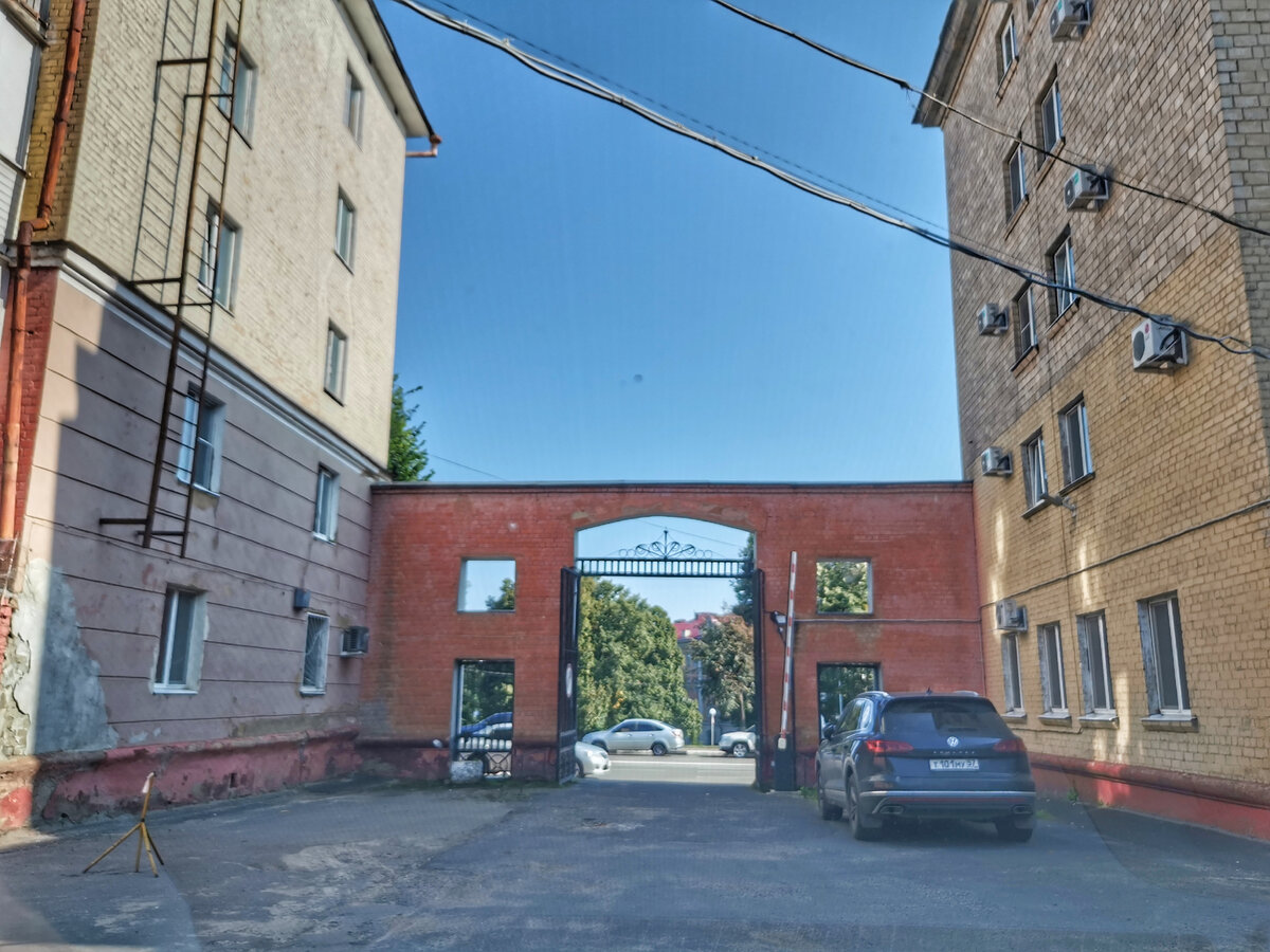 Орел. Выезд со двора гостиницы "Русь". 