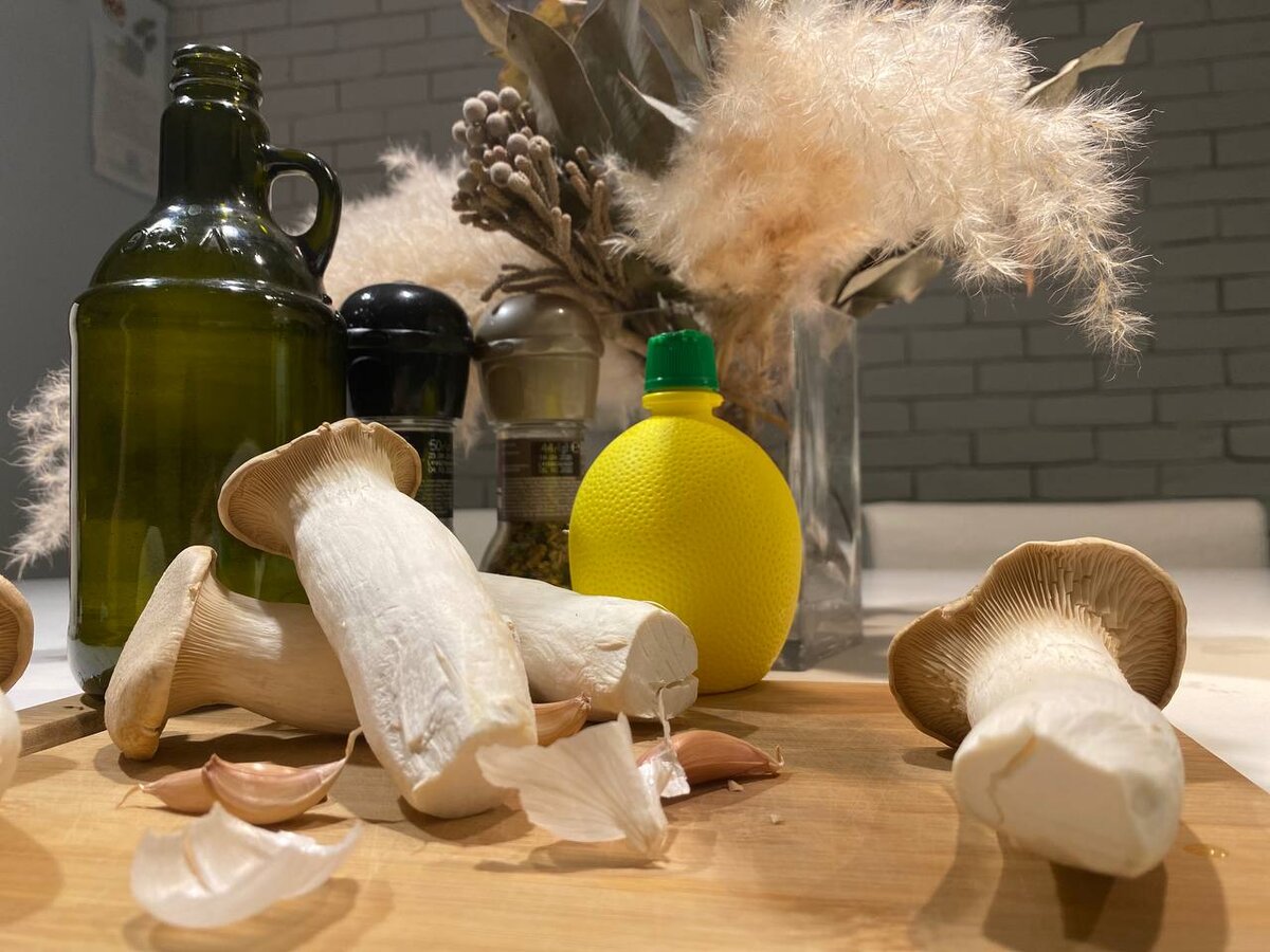 Недавно я открыла для себя вкуснейшие грибы - Эринги. Продавались они в супермаркете у дома. Упаковка (200 граммов) обошлась в 143 рубля.