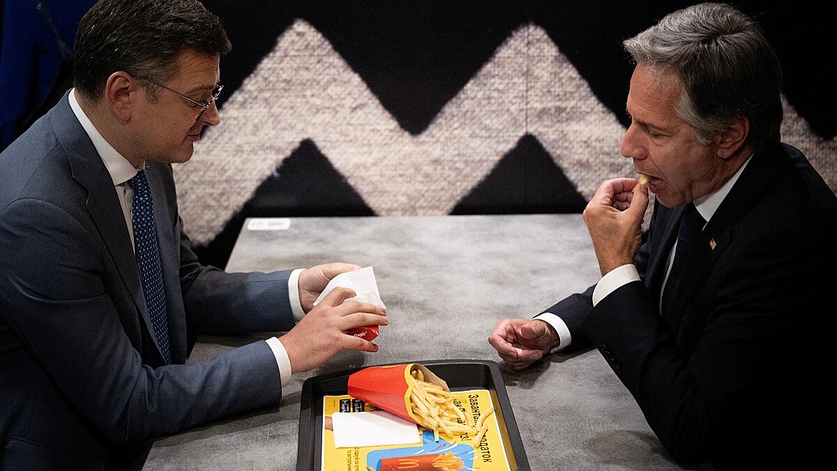 Что-то без удовольствия поглощает. А пирожок, кстати, по акции. экономит. 