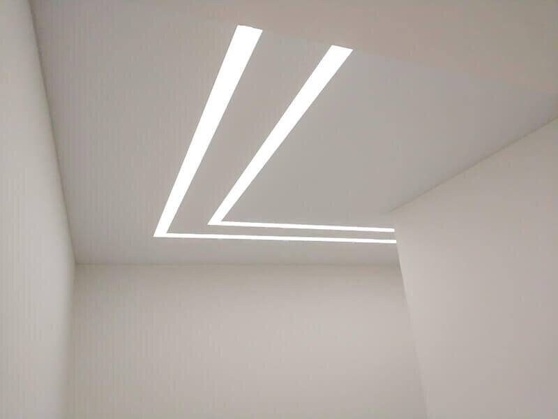 
Двойные световые линии по периметру комнаты