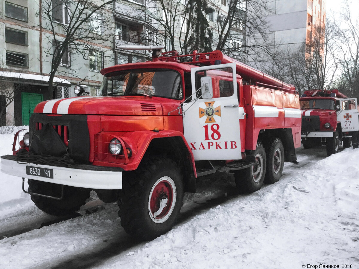 Автоцистерны пожарные АЦ-40 (131)-137А из ГПСЧ-18 и ГПСЧ-27 г. Харькова. 