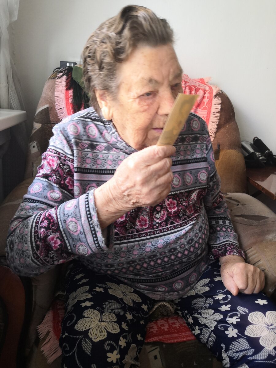 Бабуля смотрит папино фото. Почти ничего не видит