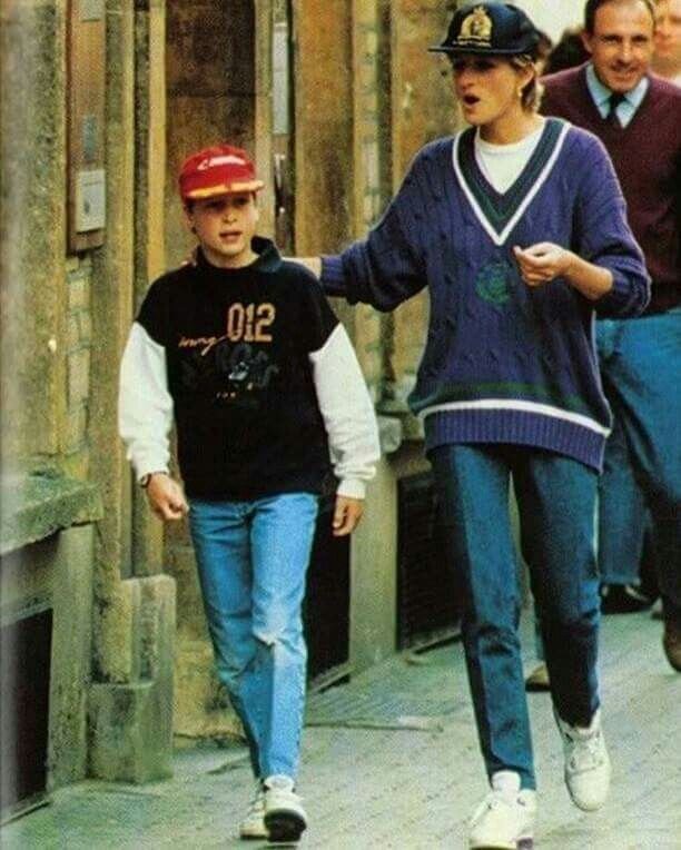 2 мая, 1992 г. Диана и Уильям прогуливаются по магазинам