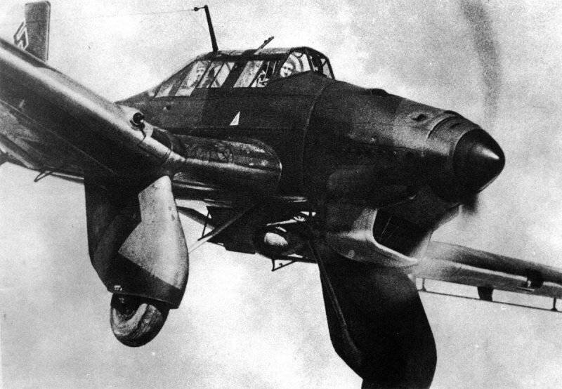 Одна из ранних версий Ju - 87.