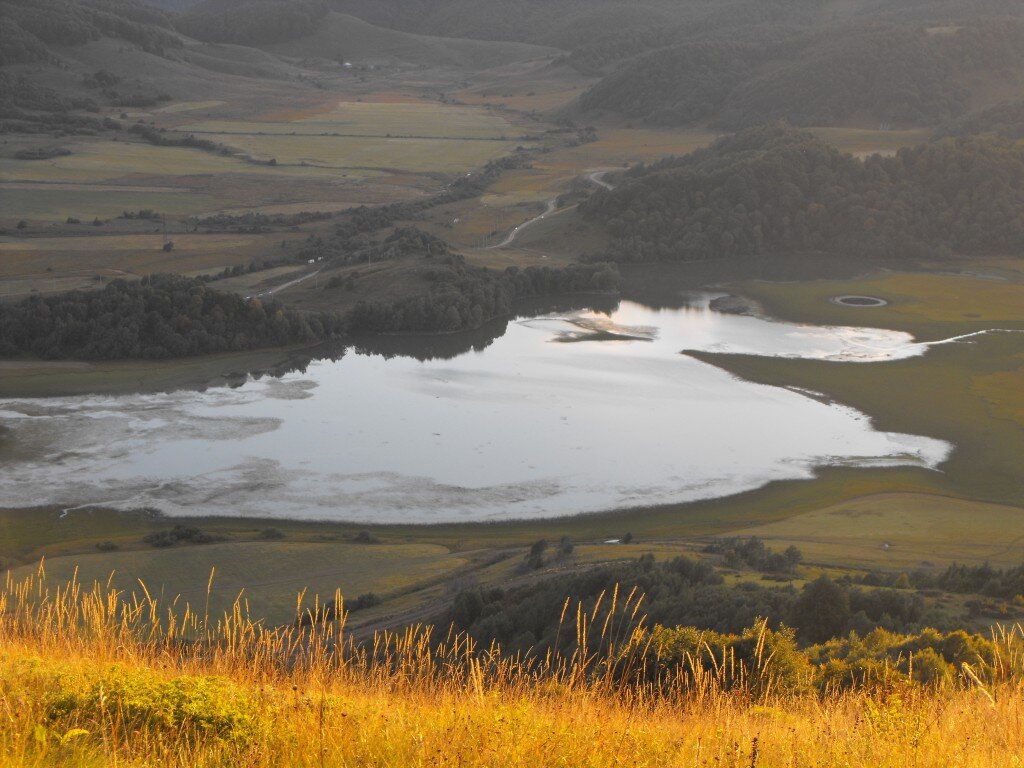 Круглое "бездонное" озеро (справа в верхней части) в районе с. Квайса (РЮО). Фото автора, сентябрь 2011 года.