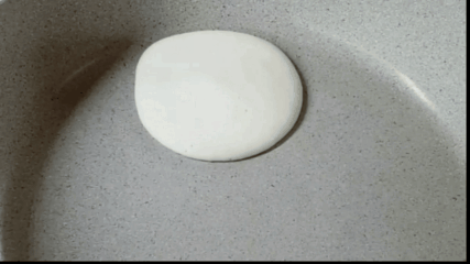 На сковородку ... и накрываем крышкой