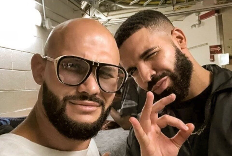 Джиган тусанул с Дрейком. А последний, как известно, тот еще масон. Вот и на этом фото не поленился показать масонский жест