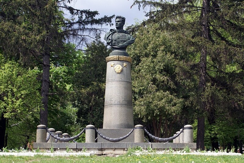Бюст И.Д.Черняховскому в Умани