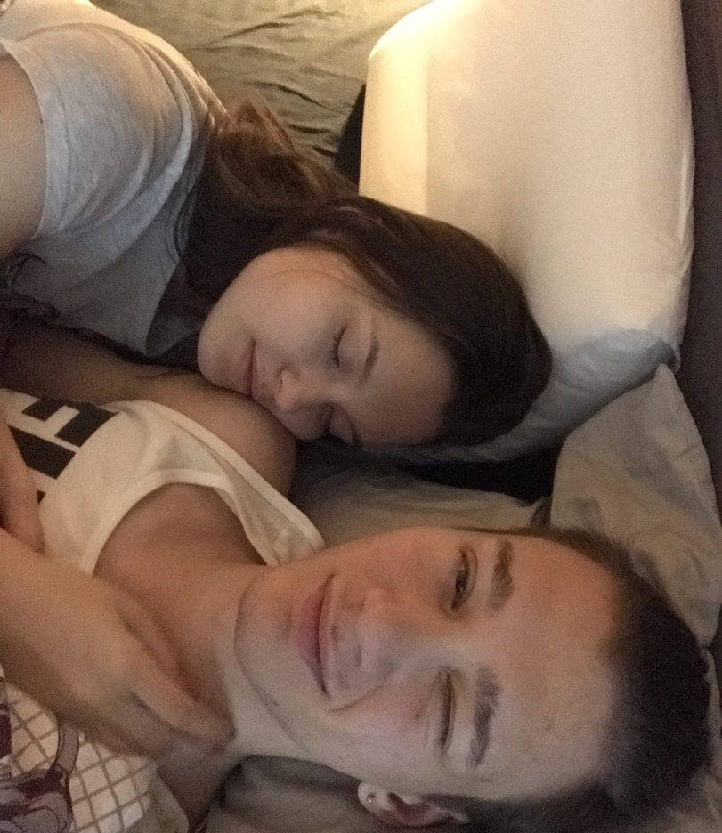 Для меня спящая рядом Юля — та еще ловушка😅