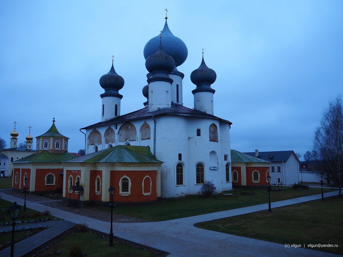 Тихвинский Успенский монастырь затопленный