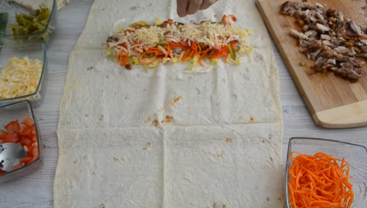 Правильно заворачивать шаурму в лаваш. Как завернуть шаурму в лаваш. Как завернуть лаваш. Как заваривать шаурму. Правильно заворачивать шаверму в лаваш.