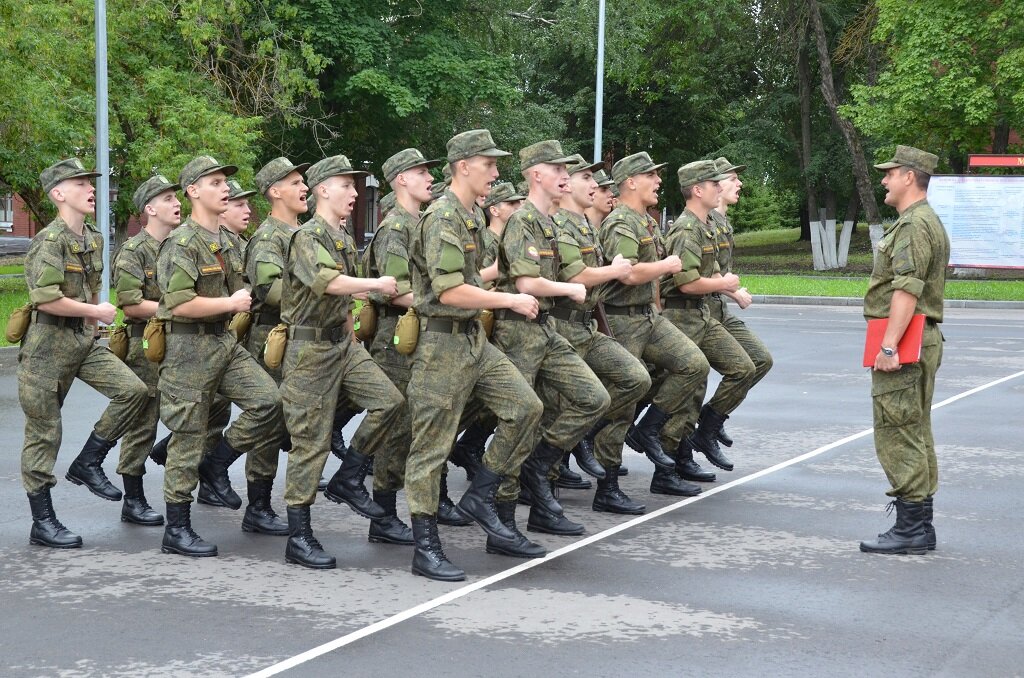 На плацу слушать. Приветнинское Военная Академия МТО. МТО войска Пенза. Академия МТО Пенза. Курсанты на плацу.