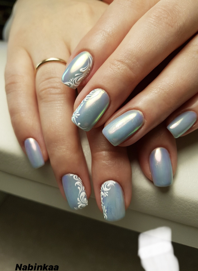 Очень нежный и тонкий дизайн, который подойдёт скромной и аккуратной.