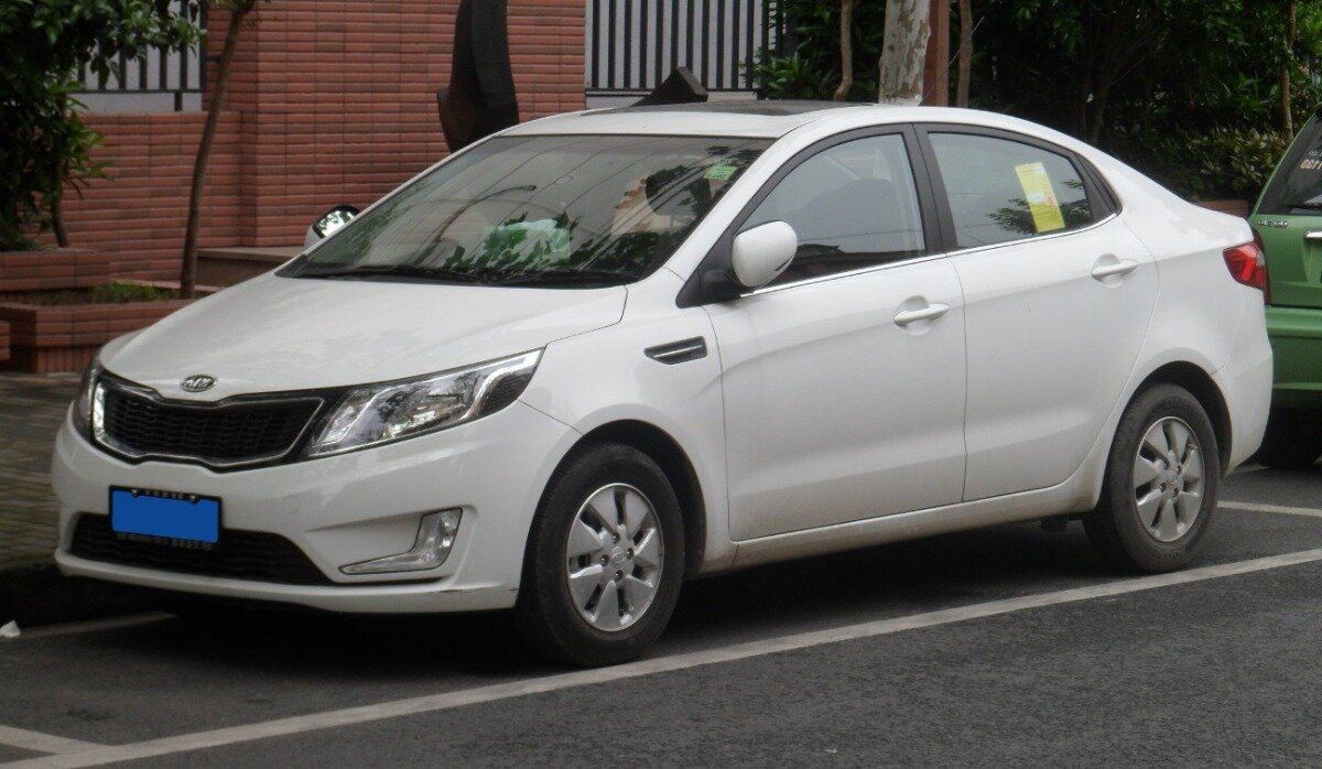 Белый Kia Rio.