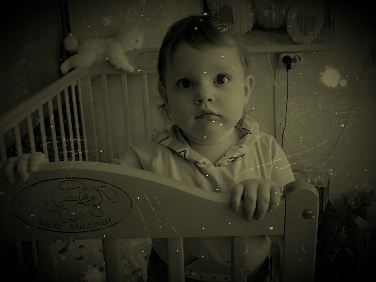 Софья. Она самостоятельно вылазит из кроватки, но никому об этом не говорит. 