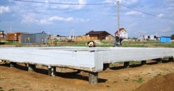 Фото: Ленточный фундамент для частного дома в Московской области.