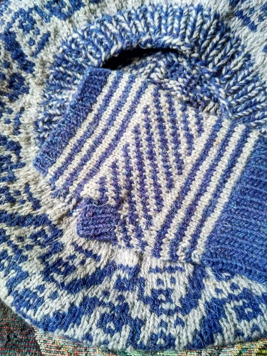 Фото 2 (от автора). Митенки с диагональным жаккардом в комплекте с вязаным беретом.