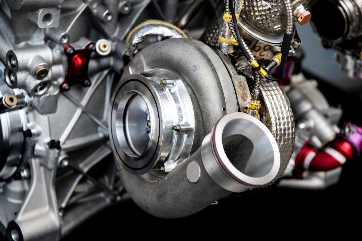 Турбина повышает характеристики двигателей, но и делает его содержание более дорогим...